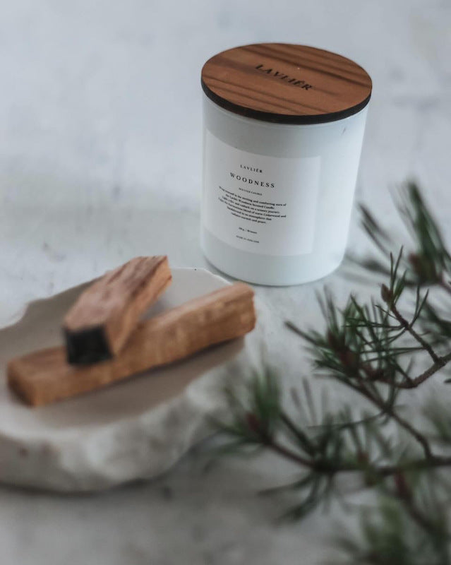 Lavliér - Woodness Tuoksukynttilä 150 g