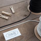 Pesuliisu - pyykkinaru mustalla narulla