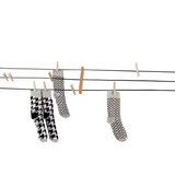 Pyykkinaru mustalla narulla