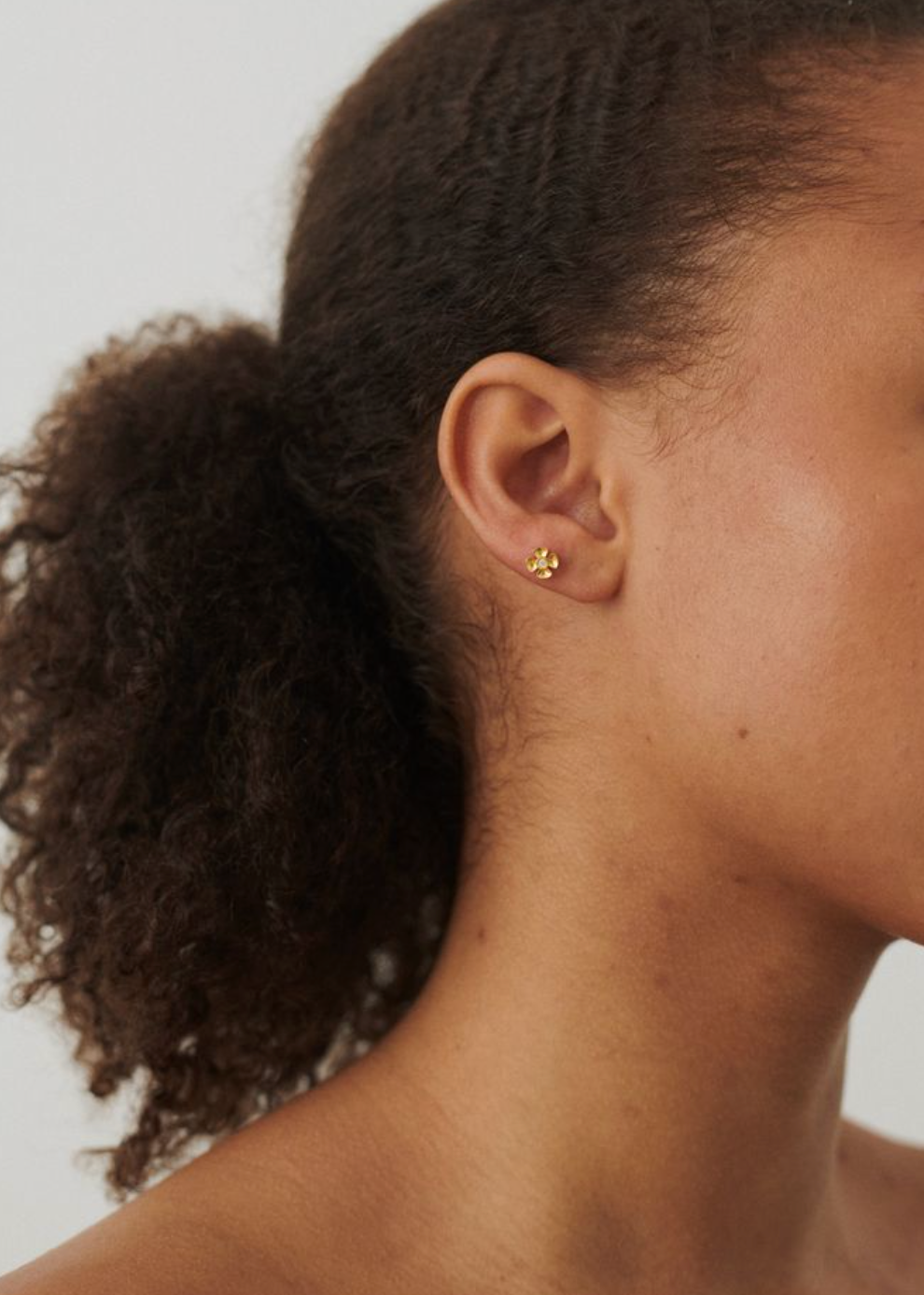 Pernille Corydon - Anemone Helix Piercing, hopea