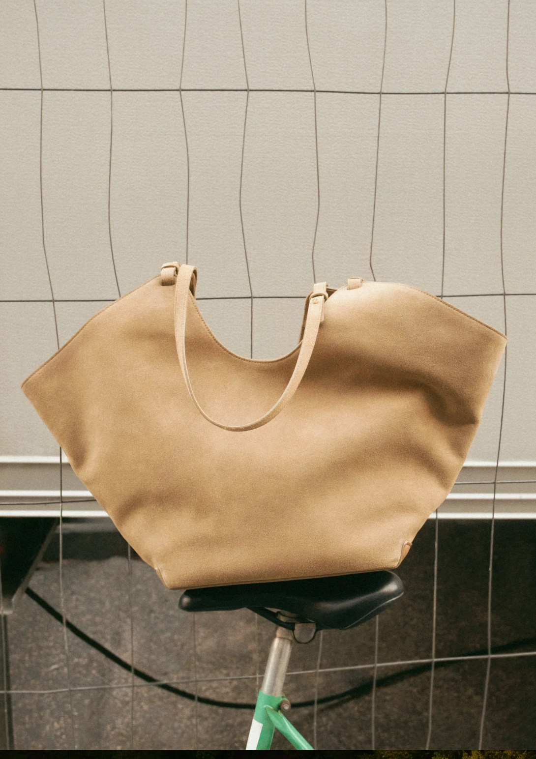 Dahlia tote bag, suede sand
