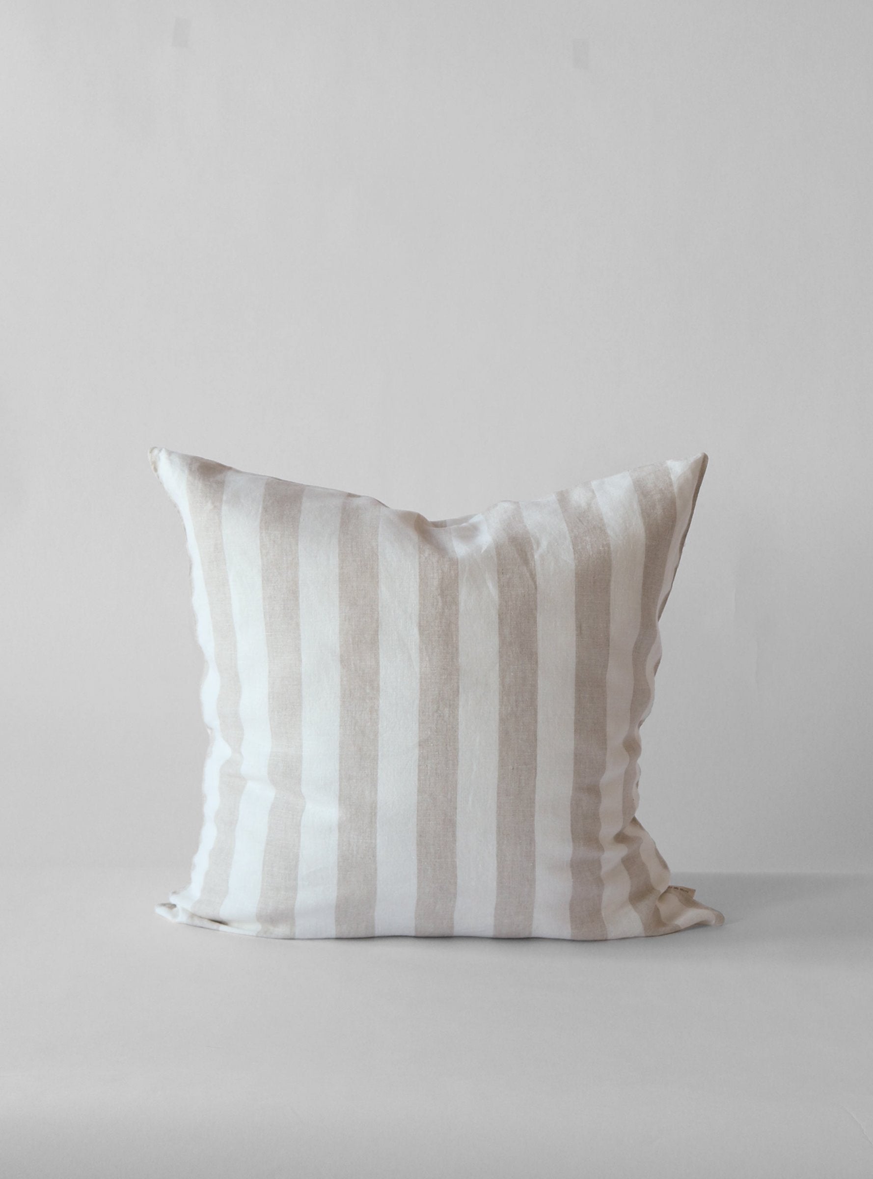 Tell Me More - Holte klassisen raidallinen pellavatyynynpäällinen