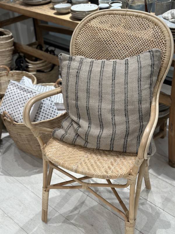 Olsson & Jensen - Lotta rottinkituoli käsinojilla