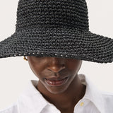 Pouline hattu, Black