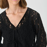 Vickie pusero, Black