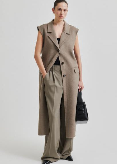 Cira villakangasliivi, fallen rock