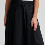 Larkini hame, Black