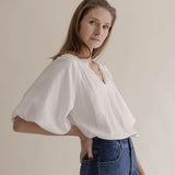 Ina pusero, White