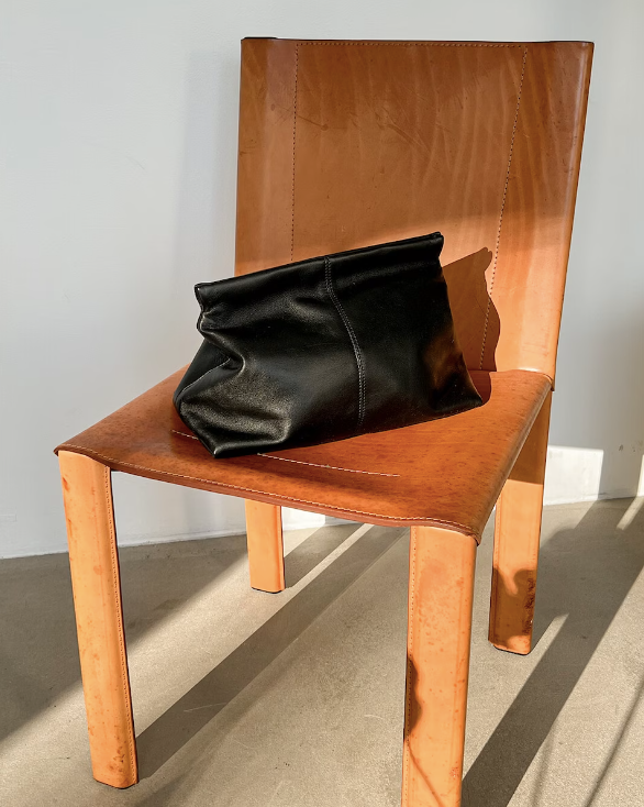 Flattered - Clay Clutch nahkaa, musta