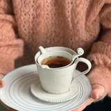 Keraaminen teesihti Tuiasin mukiin, valkoinen