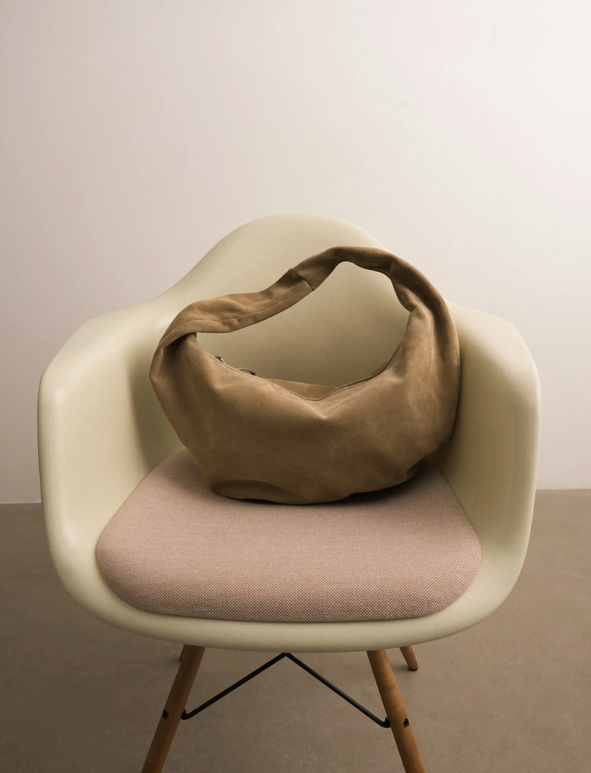 Flattered - Alva shoulder bag, suede sand