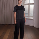 Leveälahkeiset satiinihousut, Black