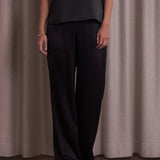 Leveälahkeiset satiinihousut, Black