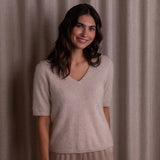 Lyhythihainen cashmereneule v-kaula-aukolla, Latte