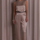 Leveälahkeiset satiinihousut, Latte