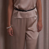 Leveälahkeiset satiinihousut, Latte